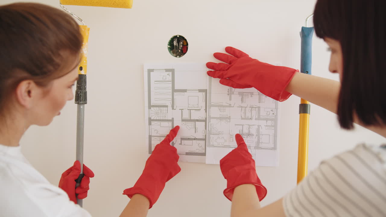 женщины сотрудничают в плане ремонта дома