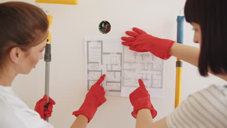 las mujeres colaboran en el plan de renovación del hogar