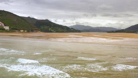 Vista-Aérea-De-Drones-De-La-Reserva-De-La-Biosfera-De-Urdaibai-En-Mudaka-En-El-País-Vasco