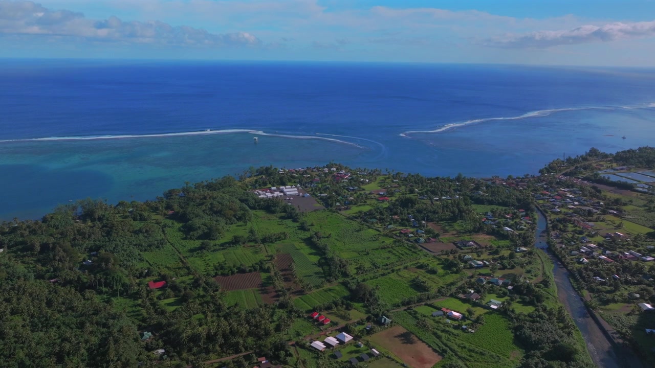 Villaggio di Teahupo'o, Oceano Pacifico meridionale, Polinesia Francese, drone aereo, nuvole mattutine, onda di Teahupo'o, laguna, surf WSL, Passe Havea, barriera corallina, onde, costa, movimento in avanti e in discesa.