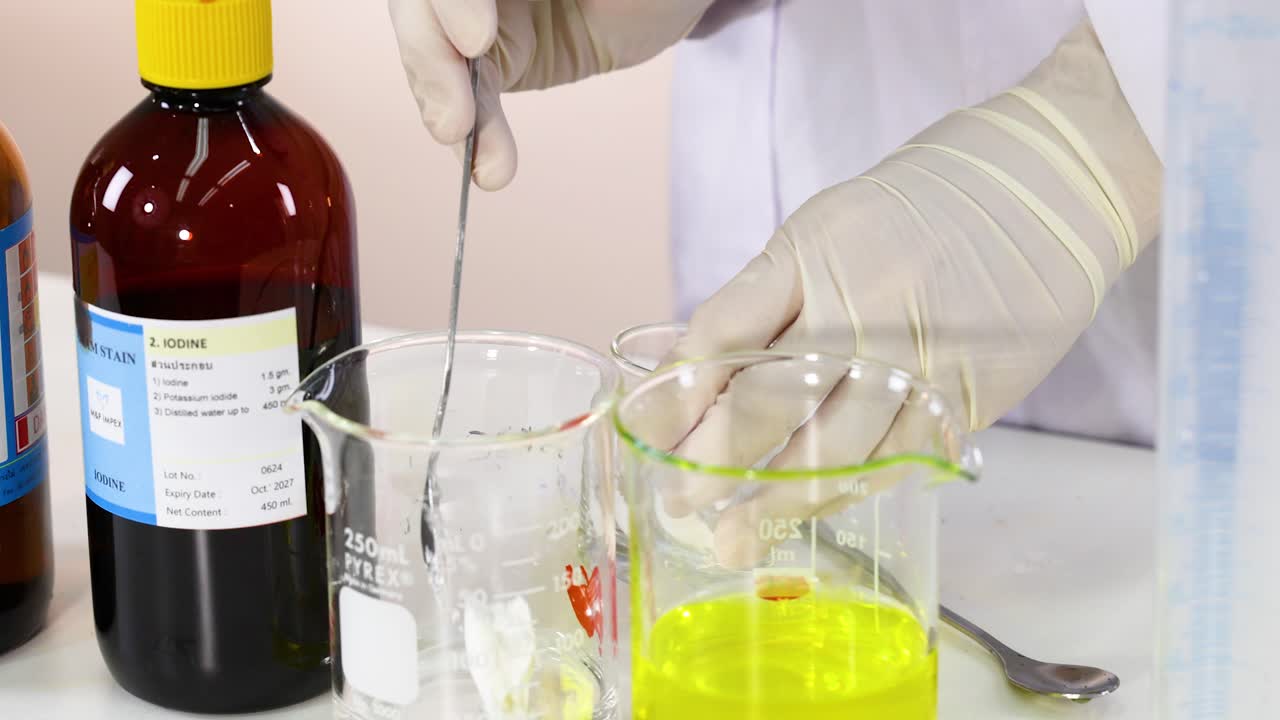 reacción química que demuestra el efecto reloj del yodo