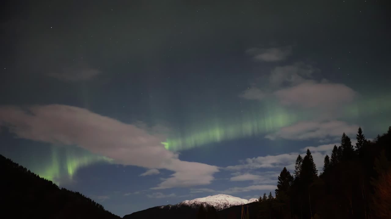 banda verde de luces del norte iluminando el cielo del oeste de noruega, velocidad normal