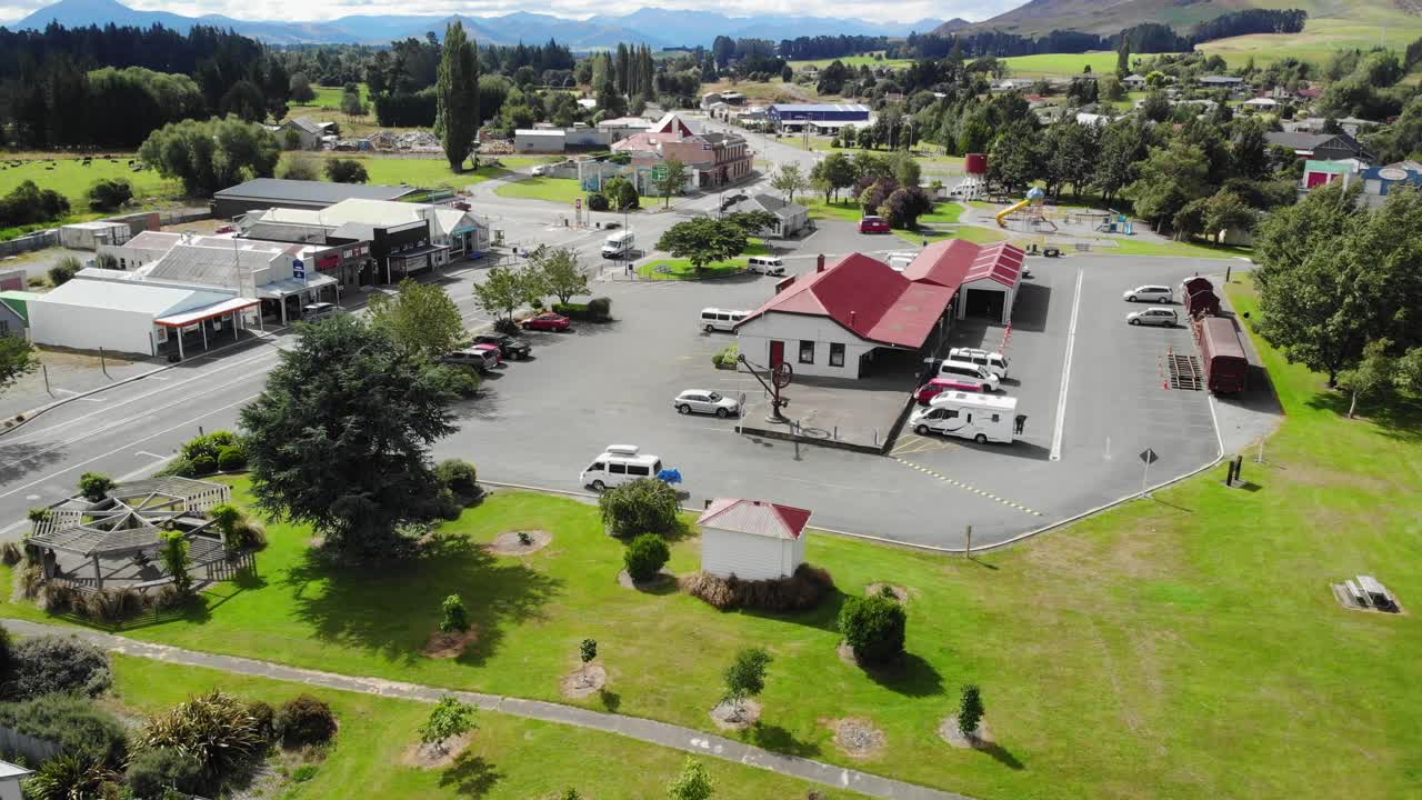 grúa aérea de la calle principal, área comercial, estación de tren histórica