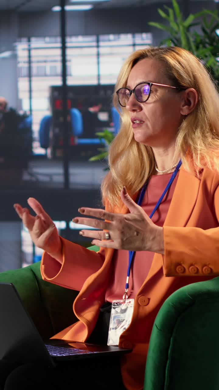 Donne d'affari che discutono di lavoro in una lounge di un ufficio moderno