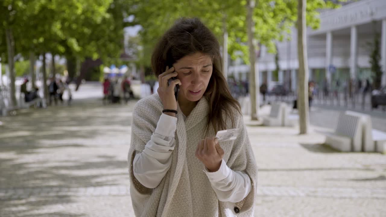 una mujer de mediana edad molesta llamando al servicio bancario.