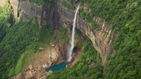 Cascada-Aislada-Que-Cae-Desde-La-Cima-De-La-Montaña-Enclavada-En-Bosques-Verdes-Desde-El-ángulo-Superior-Video-Tomado-En-Las-Cascadas-Nohkalikai-Cherrapunji-Meghalaya-India