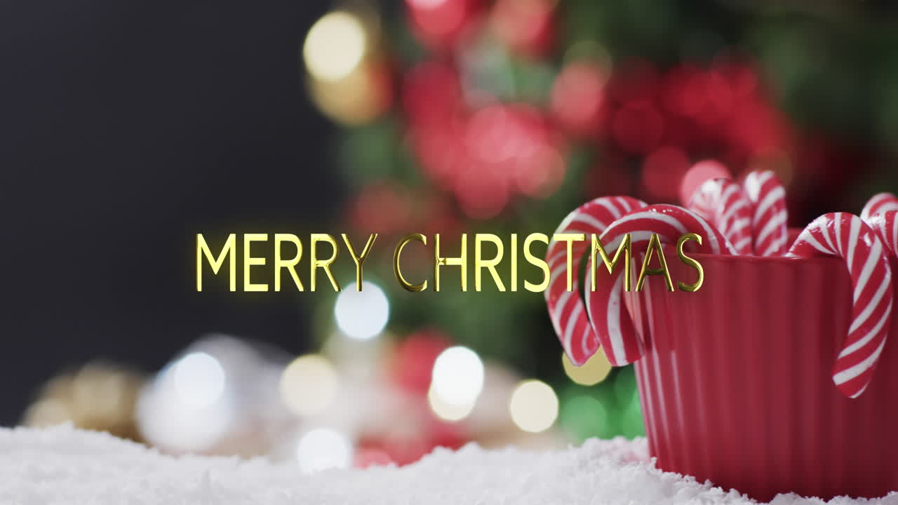 크리스마스 메시지: 금색으로 사탕수수와 초점을 맞추지 않은 크리스마스 트리 위에