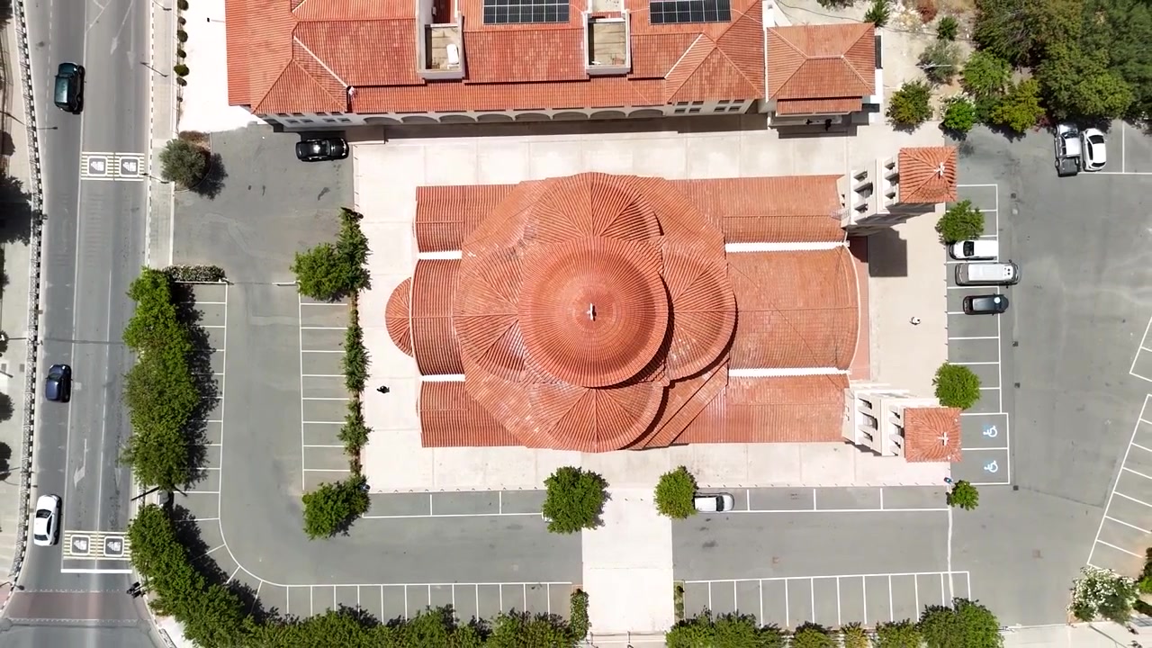 Baf, Kıbrıs'taki Agioi Anargyroi Ortodoks Kilisesi'nin pişmiş toprak çatısı ve kubbesinin havadan kuşbakışı görünümü - yükselen drone çekimi.
