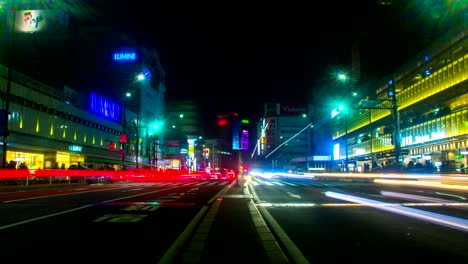night lapse 4k en el lado sur de shinjuku ángulo bajo ampliación de zoom