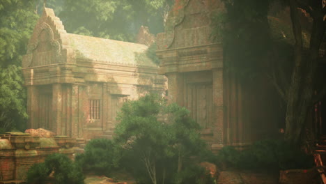 ruinas de templos antiguos en una selva exuberante