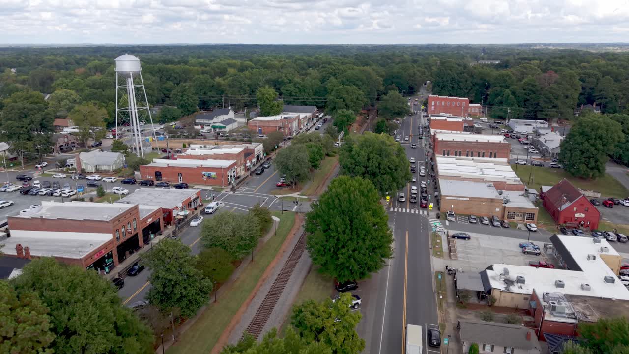 왁스호 NC의 철도 선로 위로 펼쳐지는 항공 뷰
