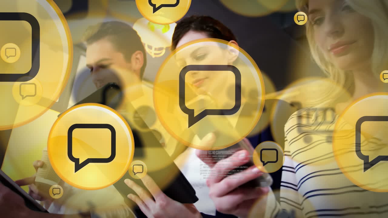 iconos digitales y procesamiento de datos contra colegas de oficina que usan dispositivos electrónicos en la oficina