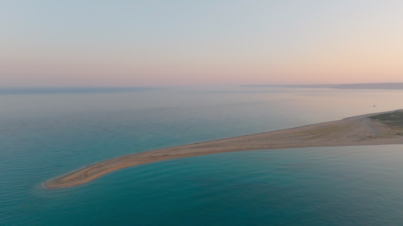 해가 지고 있는 아름다운 해안 모래 언덕 의 공중 풍경