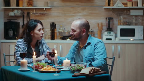 Zärtliche-Momente-Beim-Abendessen-Verbringen