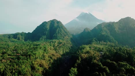 volcán merapi con dos cerros en primer plano