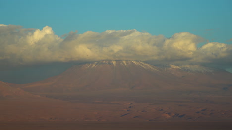 vista de las nubes sobre el estratovolcán licancabur en la frontera entre bolivia y chile