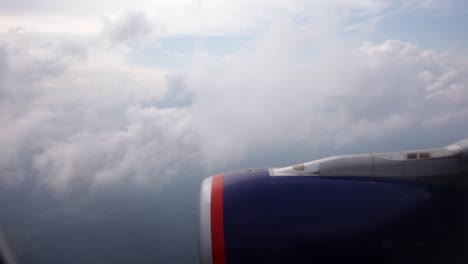 vista desde la ventana del avión en las nubes
