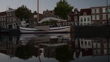 Segelschiff-Im-Fluss-In-Haarlem-Angedockt