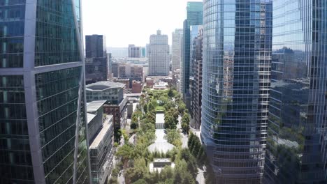 Wide-rising-aerial-shot-of-Salesforce-Park-on-the-rooftop-of-the-Transbay-Transit-Center-in-downtown-San-Francisco,-California