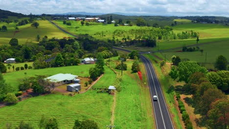 Conducción-De-Automóviles-En-La-Carretera-Asfaltada-En-La-Ciudad-De-Atherton-En-Verano-En-Tablelands,-Qld,-Australia