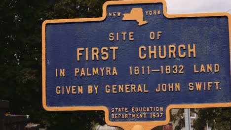 Señal-Histórica-De-La-Primera-Iglesia-Cerca-Del-Centro-De-Palmira,-Nueva-York.