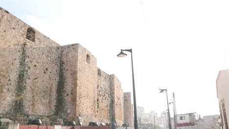 gran pared de piedra de un castillo del medio oriente en una colina por encima de trípoli, norte del líbano
