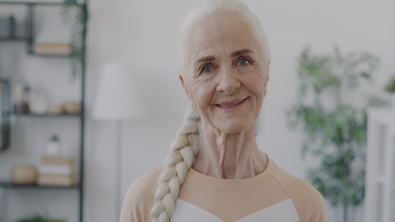 mujer senior sonriente