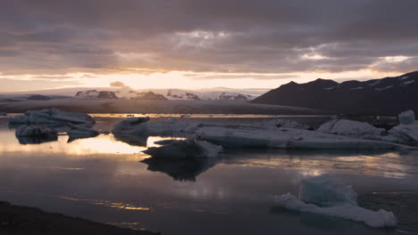 Espectacular-Paisaje-Montañoso-Nublado-En-La-Laguna-Glaciar-Jökulsárlón