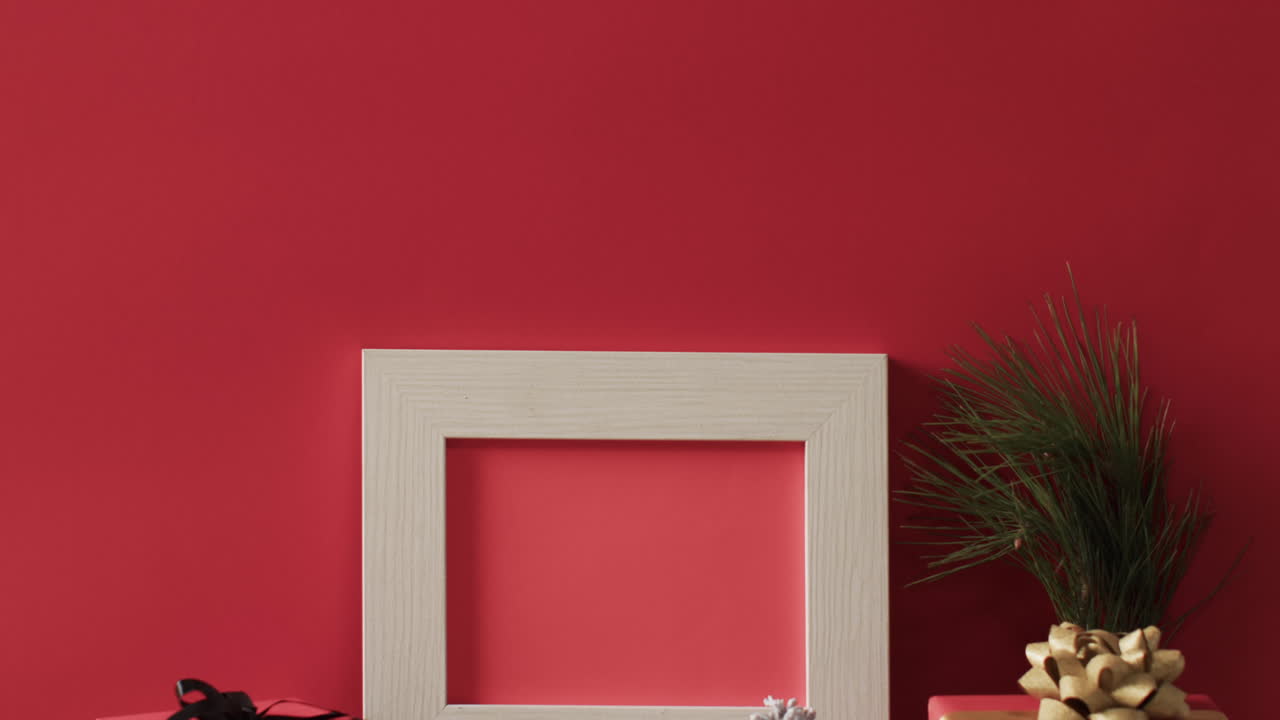 видео рождественских украшений и деревянной рамки с копировальным пространством на красном фоне