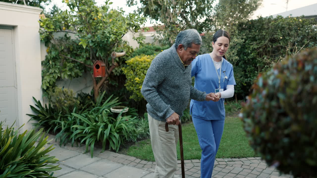 Idoso, enfermeira e mão amiga para caminhar