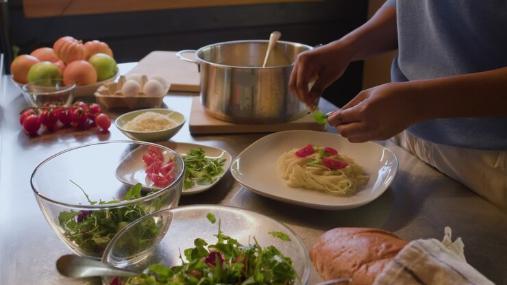 Donna che cucina in cucina