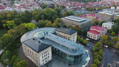 edificio pedagogen en la universidad de gotemburgo en suecia, drone aéreo
