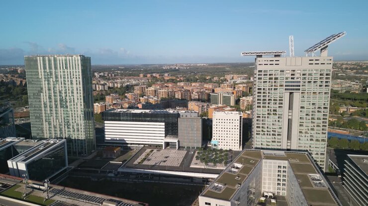 Tomada de drone para frente sobre a Torre Eurosky e a Torre Europarco