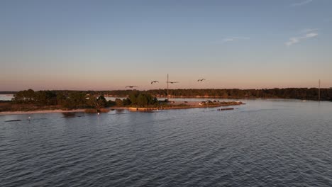 pelican point al atardecer cerca de weeks bay, alabama