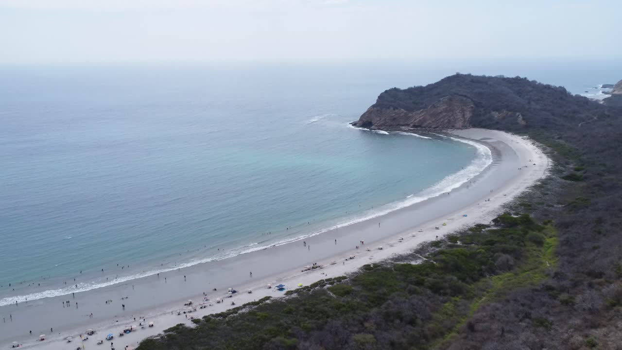 hermosa playa de arena en el parque nacional de machalilla puerto lópez, manabi, ecuador