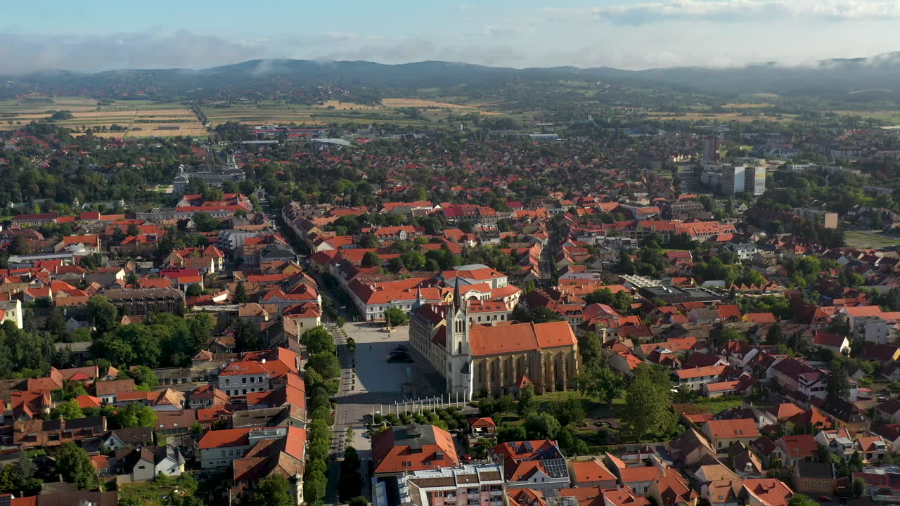 헝가리 keszthely의 건물과 도시 거리의 넓은 회전 드론 샷