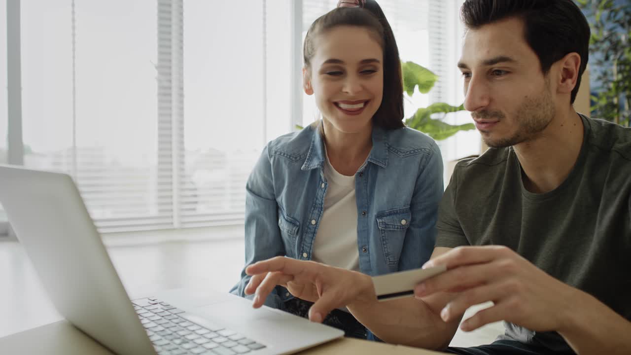 video de una pareja haciendo compras en línea para una casa nueva.