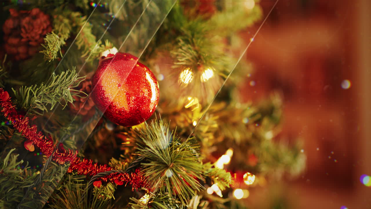 primer plano de un árbol de navidad con ornamento rojo y luces
