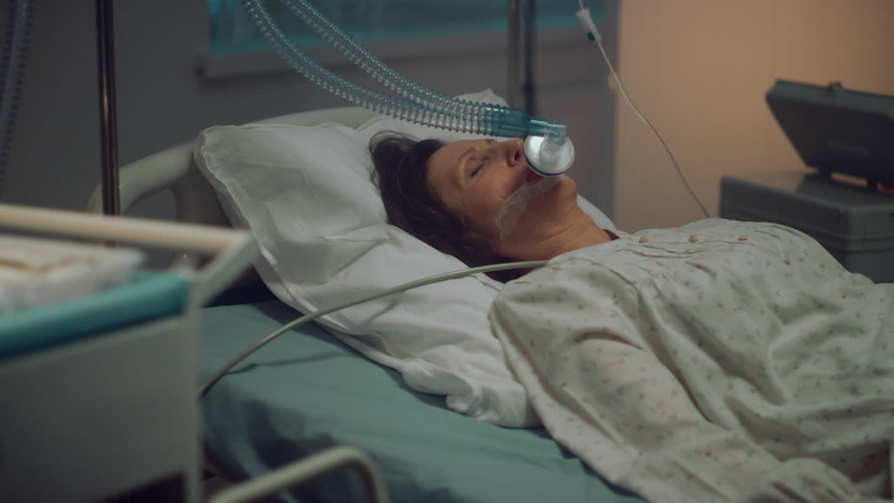 mesa de instrumentos de jeringuilla de primer plano en la sala del hospital. clínica de enfermos terminales