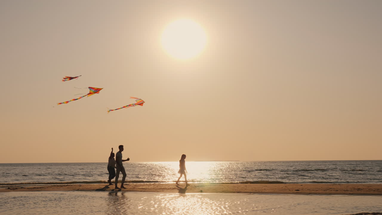 한 젊은 가족이 적극적으로 함께 시간을 보냅니다 - 그들은 연을 연주합니다