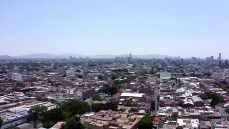 Drohnenaufnahme-Der-Stadt-Guadalajara,-Jalisco-Am-Mittag