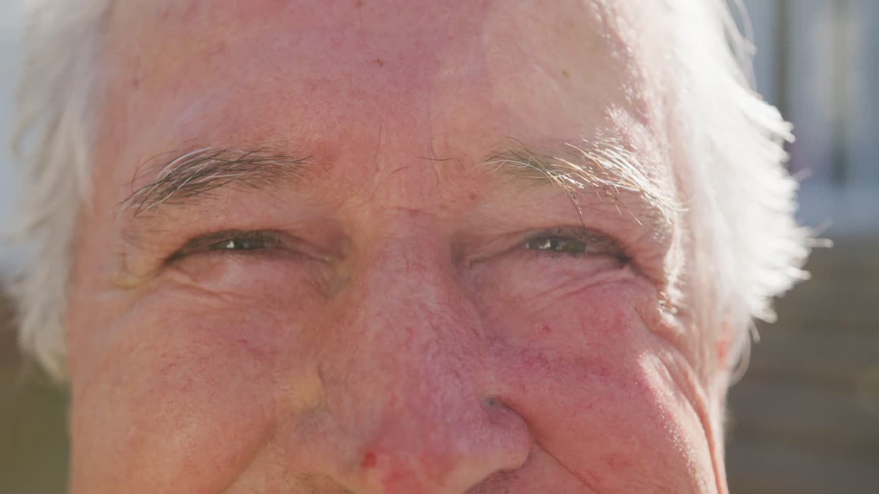retrato de un hombre mayor caucásico feliz en un día soleado en el jardín