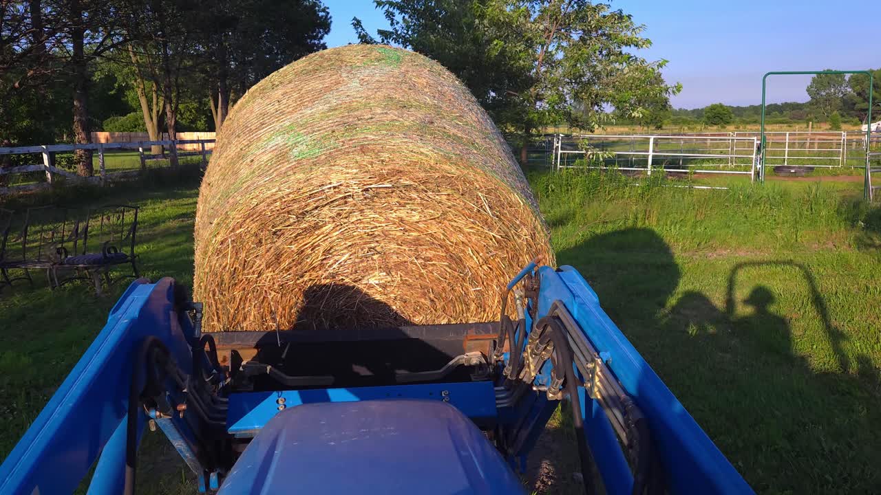 미국 랜치에서 컴트 트랙터와 함께 의 둥근 발레를 이동