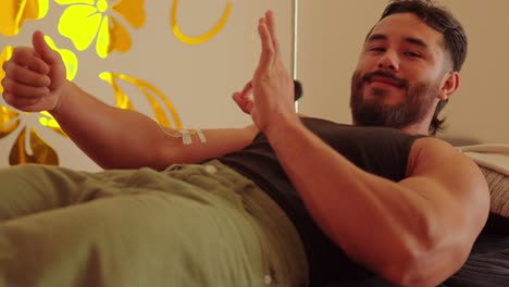 modelo latino mexicano soldado masculino músculo guapo durante el tratamiento de terapia intravenosa por goteo en la guardería spa centro de bienestar diciendo ok bueno disfrutar de la barba sonriente