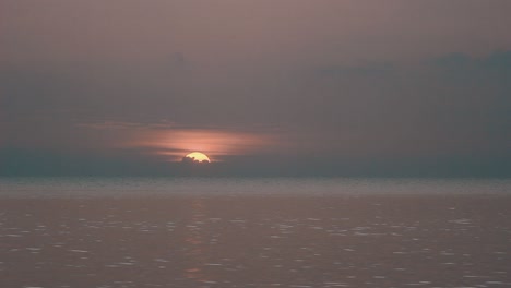 Timelapse-De-La-Puesta-Del-Sol-En-La-Isla-De-Belitung,-Provincia-De-Bangka-belitung,-Indonesia