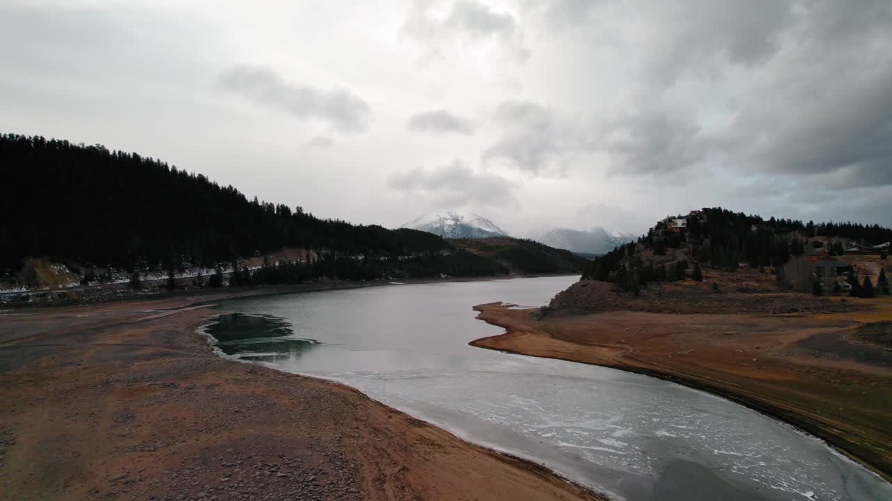 vista aérea de drones nublados y cambiantes de la corriente de agua del brazo del río serpiente cerca del embalse dillon de sapphire point colorado durante el invierno