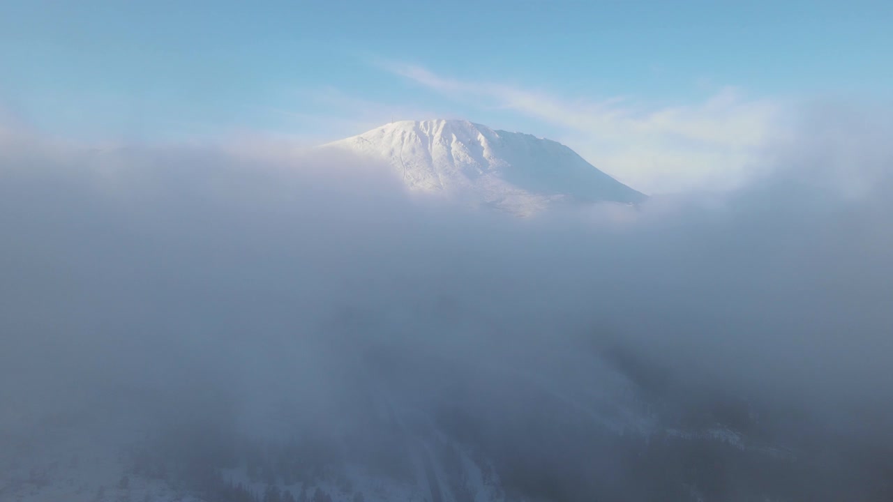 일출에 구름으로 둘러싸인 아름다운 가우스타토펜 산