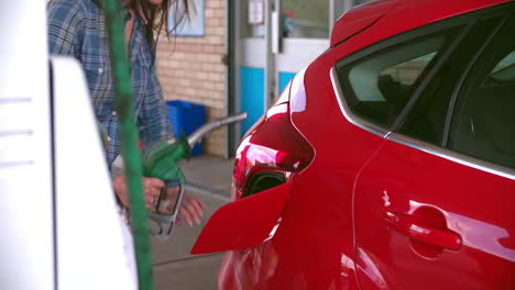 Frau-Betankt-Ein-Auto-An-Einer-Tankstelle