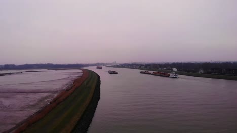 Luftaufnahme-Vom-Crezeepolder-An-Bewölkten-Tagen-Mit-Schiffen,-Die-Den-Fluss-Noord-Befahren