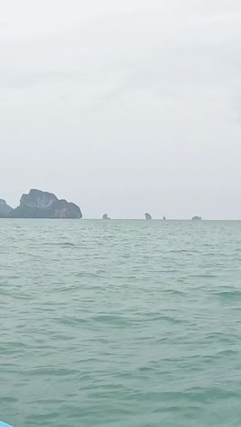 배는 조용한 바다에서 먼 섬을 향해 여행합니다.